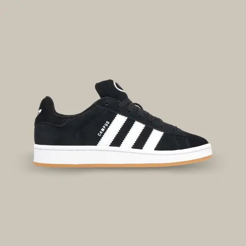 La Adidas Campus 00s Core Black (Enfant) de côté de couleur noir avec les trois bandes blanches.