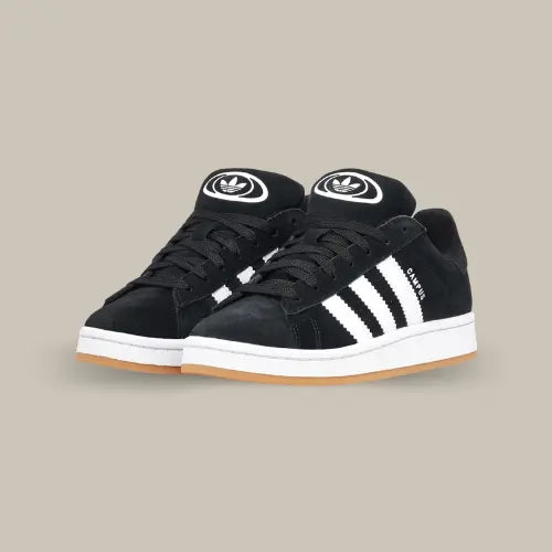 Ce modèle, idéalement créé pour chausser les petits pieds, se révèle être l'indispensable de toute garde-robe. Adidas joue la carte de l'élégance et du confort avec un daim noir haut de gamme, une semelle solide et les trois fameuses bandes Adidas en contraste.