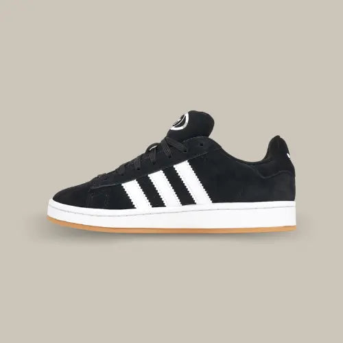 La Adidas Campus 00s Core Black (Enfant) de côté de couleur noir avec les trois bandes blanches.