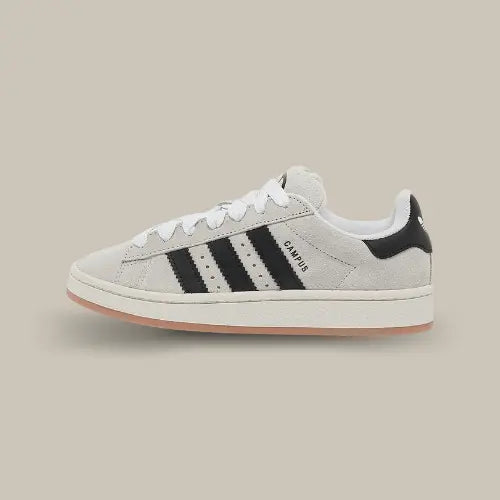 La adidas campus 00s crystal white core black avec sa couleur grise et ses trois épaisses bandes noires adidas.