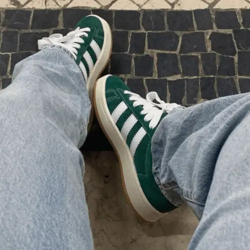 La Adidas Campus 00s Dark Green Cloud White portée avec une jean clair.
