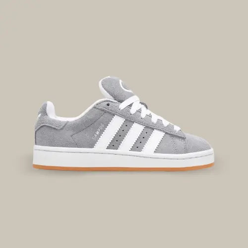 La Adidas Campus 00s Grey White (Enfant) de coté avec sa couleur grise et ses trois bandes blanches.
