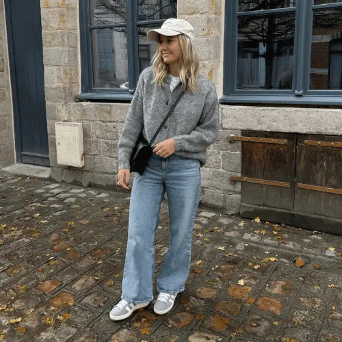 La Adidas Campus 00s Grey White (Enfant) portée par Chloe avec un jean bleu et un gilet en laine gris.