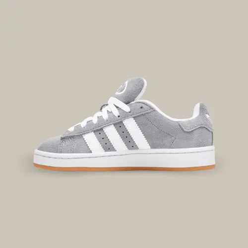 La Adidas Campus 00s Grey White (Enfant) de coté avec sa couleur grise et ses trois bandes blanches.