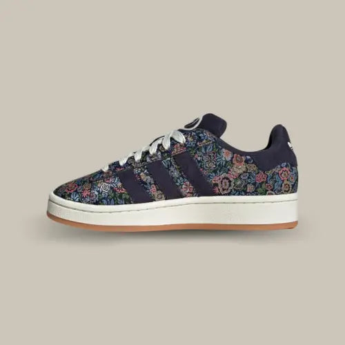La Adidas Campus 00s Liberty London Floral Embroidery vue de côté avec sa base rempli de fleurs tissés et ses trois bande bleu accordées au heel tab.