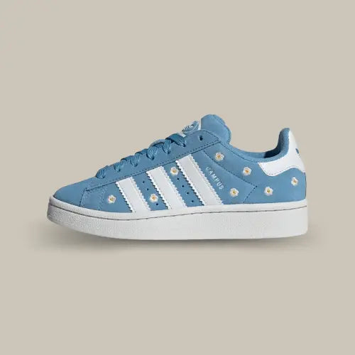 La Adidas Campus 00s Light Blue Floral vue de côté avec sa base en daim bleu, ses trois bandes blanches accordées au heel tab et ses petites fleurs parsemées sur toute la chaussure.