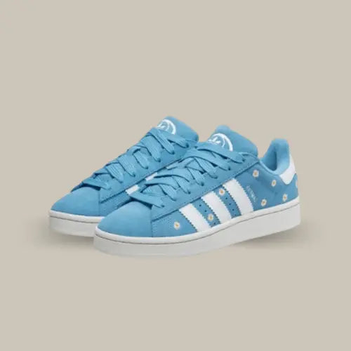 La Adidas Campus 00s Light Blue Floral est une sneaker emblématique de la chez Adidas qui rappelle le côté rétro des baskets de skate. Cette Campus revisite le modèle des années 2000 avec une touche florale. Son coloris bleu clair est parfait pour les amateurs de mode décontractée. La tige en suède assure durabilité et confort, tandis que les motifs floraux ajoutent une dimension artistique à cette chaussure. La semelle extérieure en caoutchouc garantit une bonne adhérence et une grande résistance à l'usure