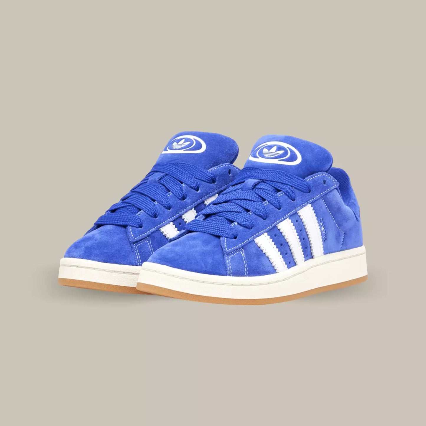 La Adidas Campus 00s Lucid Blue possède une base en cuir bleu avec les trois célèbres bandes blanches. On découvre une semelle jaunie pour accentuer l’effet vintage de la paire et une outsole en gomme.