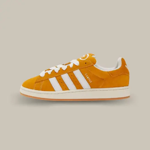 La adidas campus 00s pantone cloud white de profil avec sa couleur orange et ses trois épaisses bandes blanches adidas  