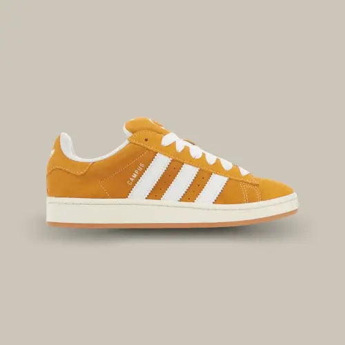 La adidas campus 00s pantone cloud white de profil avec sa couleur orange et ses trois épaisses bandes blanches adidas  