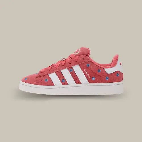 La Adidas Campus 00s Preloved Scarlet Floral vue de côté avec son daim rose, ses trois bandes blanches accordées au heel tab et ses fleurs parsemées sur toute la chaussure.