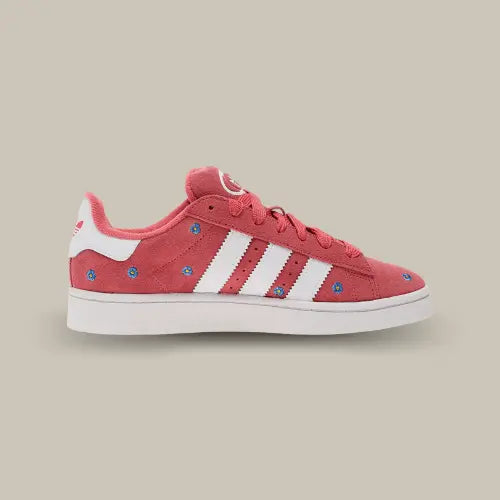 La Adidas Campus 00s Preloved Scarlet Floral vue de côté avec son daim rose, ses trois bandes blanches accordées au heel tab et ses fleurs parsemées sur toute la chaussure.