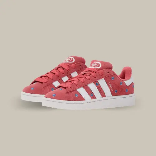 La Adidas Campus 00s Preloved Scarlet Floral&nbsp;possède une base en&nbsp;daim rose&nbsp;avec les trois bandes blanches accordées au heel tab. La spécificité de ce modèle est la présence de nombreuses petites fleurs sur toute la chaussure, ce qui donne un petit côté champêtre contrastant avec le côté rose de la paire.