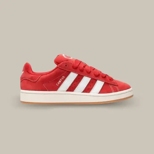 La adidas campus 00s red de profil avec sa couleur rouge vif et ses trois épaisses bandes blanches adidas.
