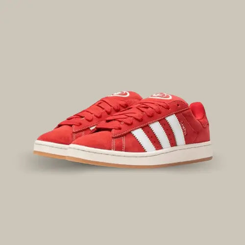 La Adidas Campus 00s Red possède une base en cuir rouge avec ses trois épaisses bandes blanches. On retrouve une semelle jaunie pour un effet vintage et une outsole en gomme.