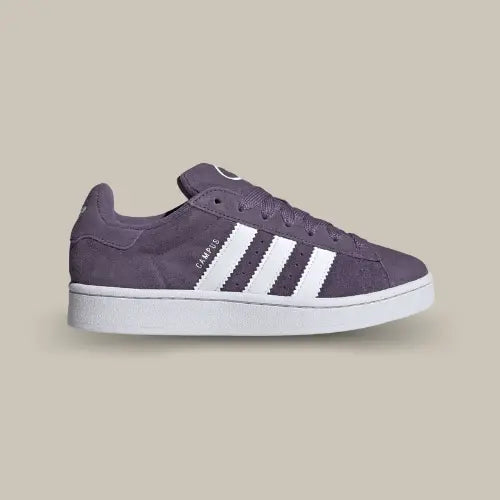 La Adidas Campus 00s Shadow Violet possède une base en suède violet avec les trois bandes blanches en cuir blanc accordés au heel tab.