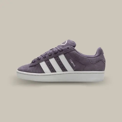 La Adidas Campus 00s Shadow Violet possède une base en suède violet avec les trois bandes blanches en cuir blanc accordés au heel tab.