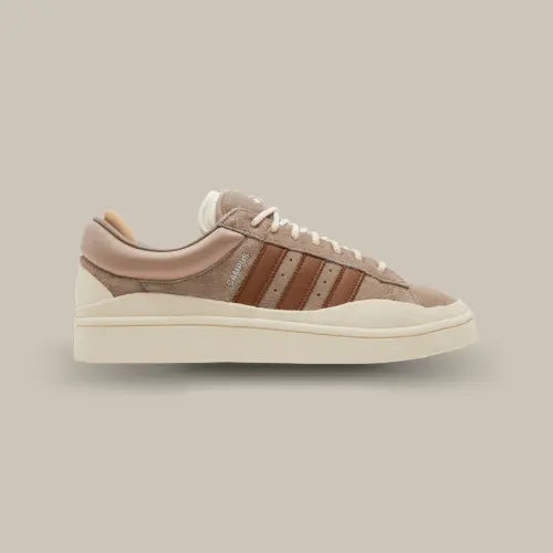 La Adidas Campus Bad Bunny Brown de coté avec son daim marron, son col rembourré de même couleur avec son effet satiné et ses empiècements courbés en TPU beige au niveau de la semelle.