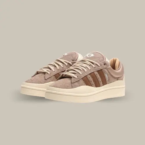 La Adidas Campus Bad Bunny Brown possède une base en daim marron accompagnée des trois célèbres bandes en cuir marron foncé. On retrouve un col rembourré marron possédant une effet satiné et des empiècements courbés en TPU beige au niveau de la semelle. Pour marquer la collaboration avec le chanteur portoricain, des marques distinctives sont disposés dur la chaussure comme un œil sur la double languette ou ses initiales sur les lacets.