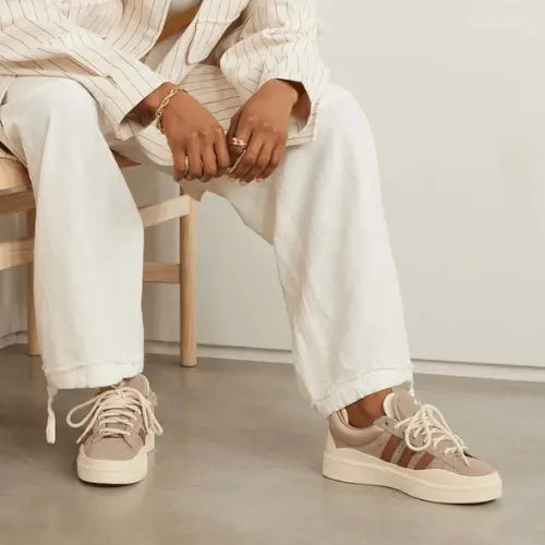 La Adidas Campus Bad Bunny Brown porté avec un pantalon crème.