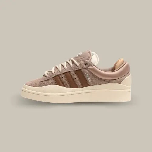 La Adidas Campus Bad Bunny Brown de coté avec son daim marron, son col rembourré de même couleur avec son effet satiné et ses empiècements courbés en TPU beige au niveau de la semelle.