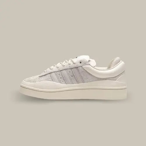 La adidas campus bad bunny cloud white de profil avec sa couleur blanche.