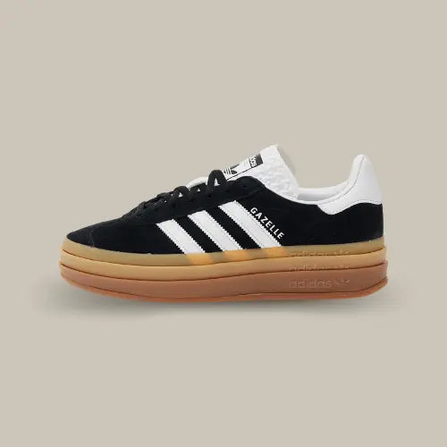 La adidas Gazelle Bold Black White Gum de coté avec son coloris noir et les bandes blanches assorties au heel tab, à la languette et à l'inscription "gazelle".