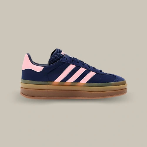 1. Adidas Gazelle Bold Dark Blue Pink Spark – vue latérale avec bandes roses et semelle plateforme. Disponible sur Offsneakz.