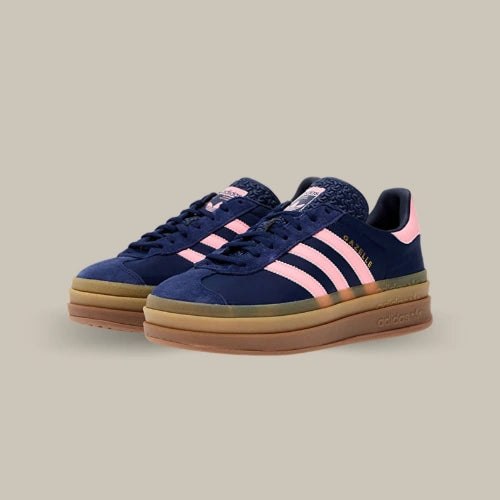 Adidas Gazelle Bold Dark Blue Pink Spark bleu marine et rose – vue de trois quarts. Disponible sur Offsneakz.