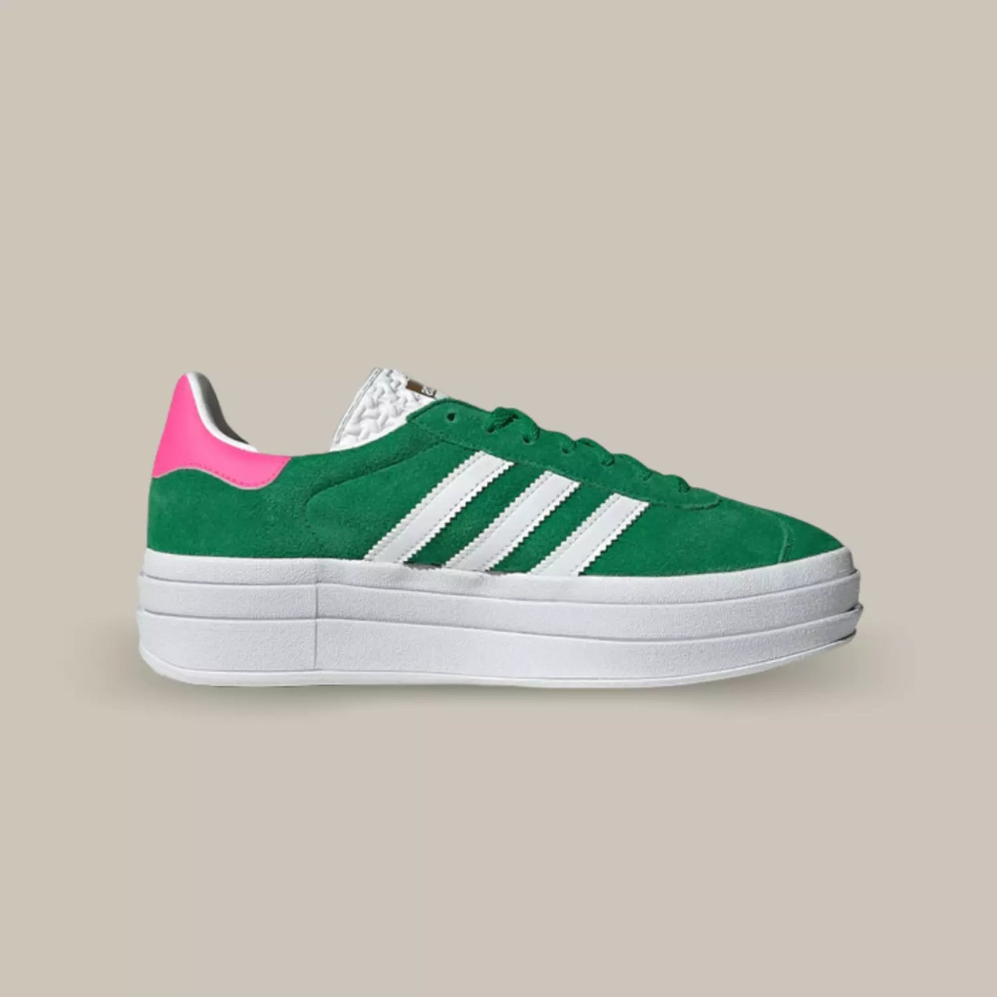 La adidas gazelle bold lucid green pink de profil avec sa couleur verte, ses trois bandes blanches adidas, son talon rose et sa semelle compensée blanche.