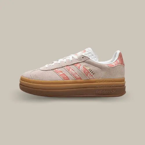 La Adidas Gazelle Bold Putty Mauve de coté avec son suède gris, ses trois bande de couleur rose avec des motifs blancs et sa semelle compensée en gomme de caoutchouc.