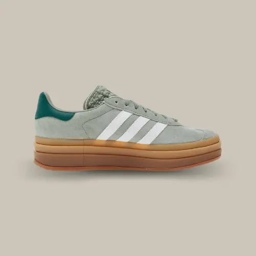 La Adidas Gazelle Bold Silver Green de côté avec son suède vert, ses trois bandes en cuir blanc et sa semelle compensée en gomme de caoutchouc.