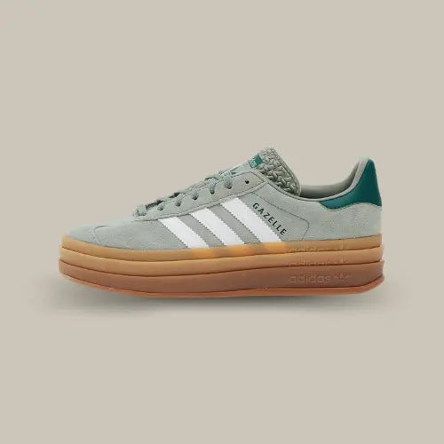 La Adidas Gazelle Bold Silver Green de côté avec son suède vert, ses trois bandes en cuir blanc et sa semelle compensée en gomme de caoutchouc.