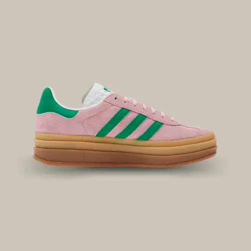 La Adidas Gazelle Bold True Pink Green Cloud White de coté avec son coloris rose et vert et sa semelle en gomme compensée.