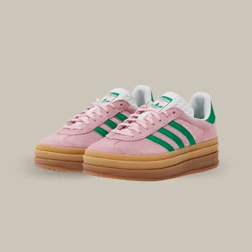 La Adidas Gazelle Bold "True Pink Green Cloud White" est une version audacieuse et colorée de l'emblématique Gazelle, offrant une nouvelle perspective sur le style classique avec une tige en daim doux et des détails sportifs. La combinaison de couleurs rose et vert&nbsp; donne à cette paire une allure à la fois vive et distinctive, parfaite pour ceux qui cherchent à ajouter une touche de couleur à leur garde-robe.