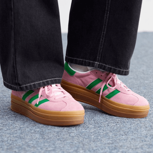 La Adidas Gazelle Bold True Pink Green Cloud White porté avec un jean large noir.