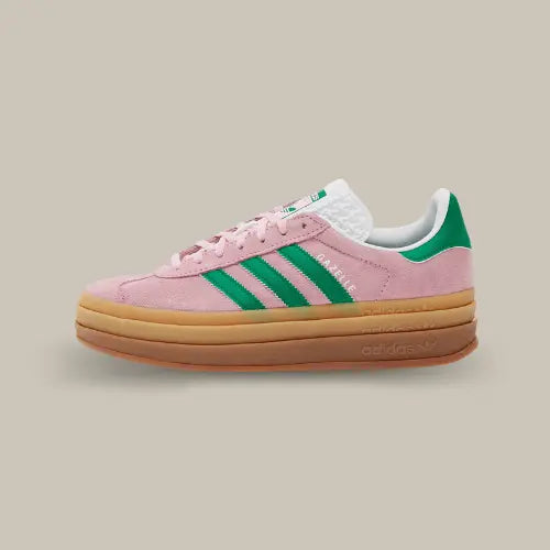 La Adidas Gazelle Bold True Pink Green Cloud White de coté avec son coloris rose et vert et sa semelle en gomme compensée.