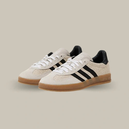 Adidas Gazelle Indoor Aluminium Core Black crème et noire avec semelle gomme – vue de trois quarts. Disponible sur Offsneakz.