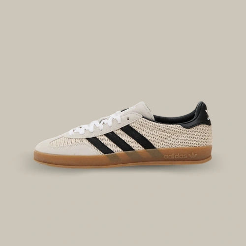 Adidas Gazelle Indoor Aluminium Core Black – vue de profil avec trois bandes noires et semelle gomme. Disponible sur Ofsneakz.