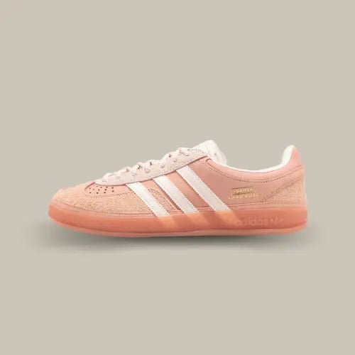 Vue latérale de la Adidas Gazelle Indoor Bad Bunny Cabo Rojo avec empeigne rose pastel, bandes blanches iconiques et semelle translucide orange, disponible sur Offsneakz.