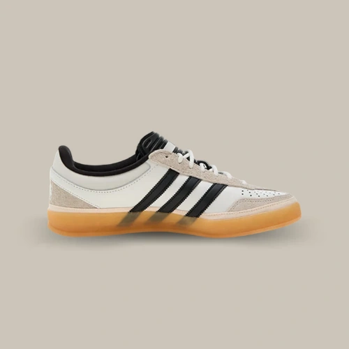 Bad Bunny x Adidas Gazelle Indoor Core White avec trois bandes Core Black et semelle gomme translucide, vue de profil – OFFSNEAKZ.