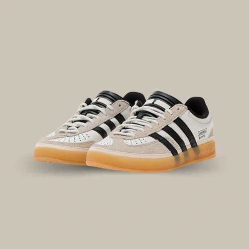 Paire de Adidas Gazelle Indoor Bad Bunny Core White IF9735 blanche, beige et noire, vue de trois quarts – OFFSNEAKZ.