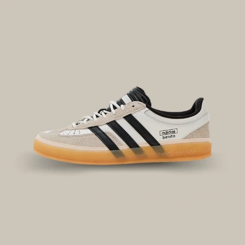 Adidas Gazelle Indoor x Bad Bunny Core White blanche et beige avec trois bandes noires et semelle gomme – disponible sur OFFSNEAKZ.