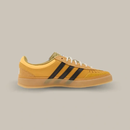 Bad Bunny x Adidas Gazelle Indoor Solar Gold KI2592 avec bandes Core Black, vue latérale – disponible sur OFFSNEAKZ.
