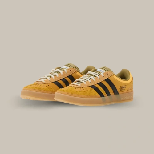 Paire de Adidas Gazelle Indoor x Bad Bunny Solar Gold jaune et noire avec semelle gomme translucide, vue de trois quarts – OFFSNEAKZ.