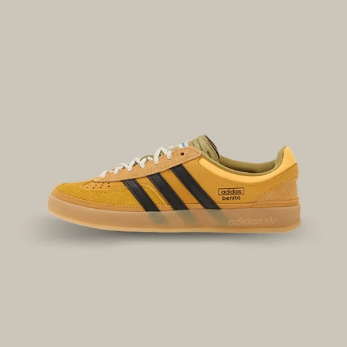 Adidas Gazelle Indoor x Bad Bunny Solar Gold jaune doré avec trois bandes noires, vue de profil – disponible sur OFFSNEAKZ.