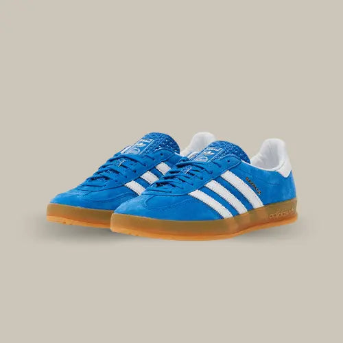 Avec sa tige en daim suède d'une élégante nuance de bleu, la Adidas Gazelle Indoor Blue Bird Gum incarne un style classique et intemporel. Ses détails classiques, comme les trois bandes emblématiques d'Adidas et la semelle extérieure en caoutchouc, ajoutent à son attrait rétro.