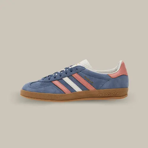 La Adidas Gazelle Indoor Blue Blink Wonder Clay vue de côté avec son coloris bleu et ses trois bandes de couleurs blanc crème et saumon.