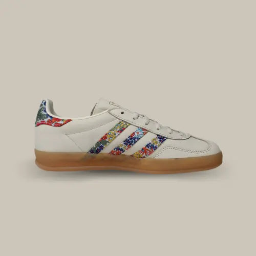La Adidas Gazelle Indoor Liberty London Floral Embroidery Stripes vue de côté avec sa base en cuir blanc cassé et ses trois bandes aux motifs floral accordées au heel tab rappelant la collaboration avec Liberty London.