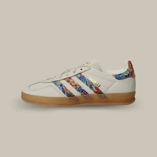 La Adidas Gazelle Indoor Liberty London Floral Embroidery Stripes vue de côté avec sa base en cuir blanc cassé et ses trois bandes aux motifs floral accordées au heel tab rappelant la collaboration avec Liberty London.